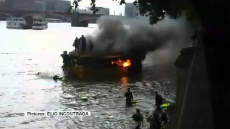 Spas od vatre turisti prona&scaron;li u skoku u Temzu