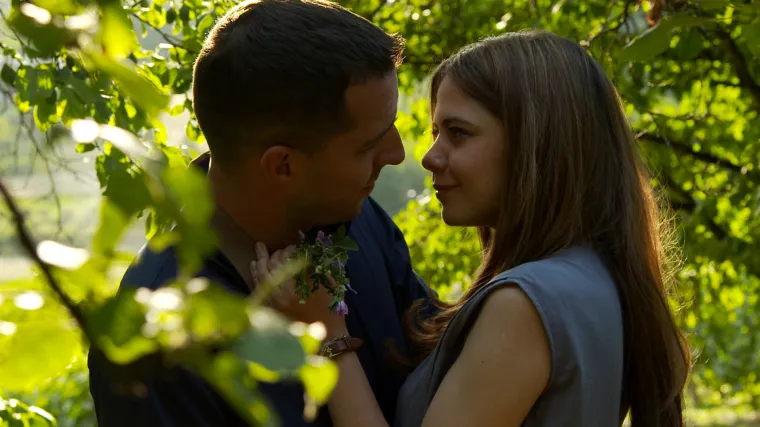 Pali poljupci u vinogradu