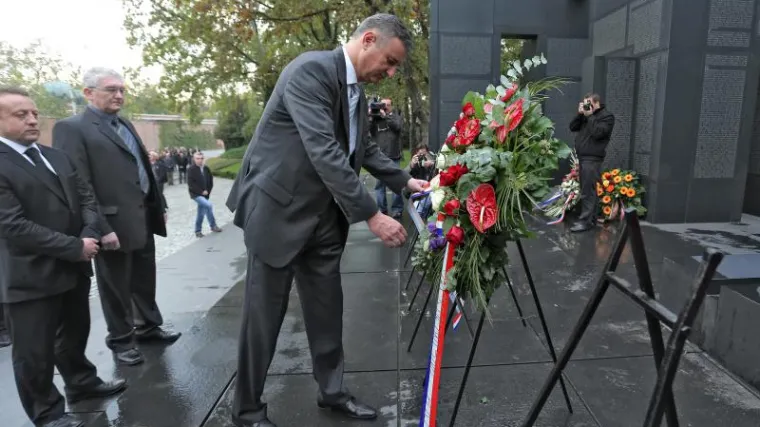 'Ova Vlada davno je otpilila granu na kojoj sjedimo'