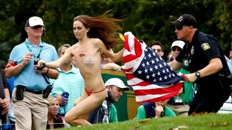 Gola uletjela na teren i uzela američku zastavu