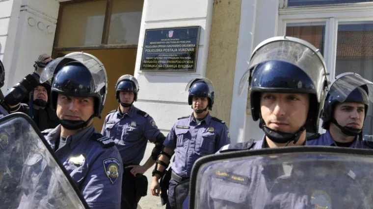 Suspendirana &scaron;estorica policajaca, jedan od njih skinuo dvojezičnu ploču