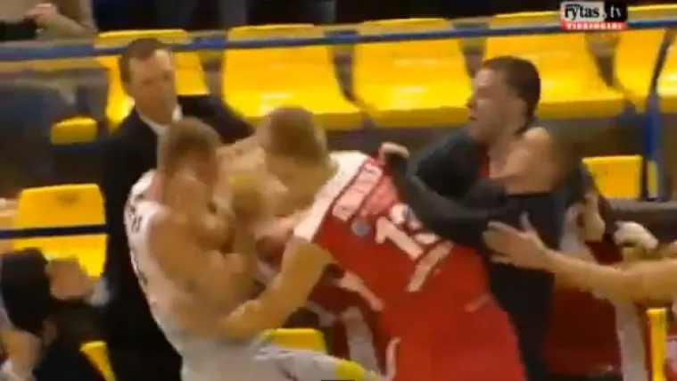 Pogodio ga loptom u glavu i izazvao masovnu tučnjavu!