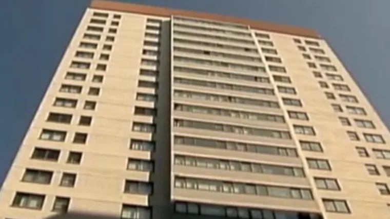 Pijani Rus pao s osmog kata na automobil i preživio