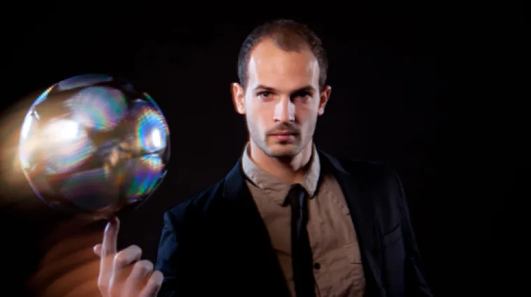 Nogometaš žonglirao u crkvi dok je čekao mladu