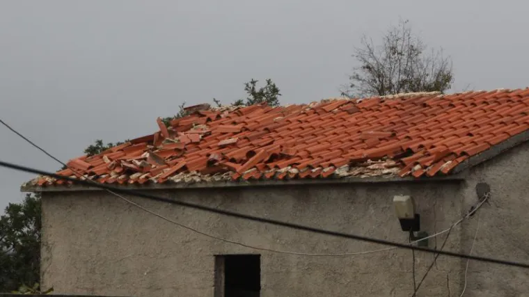 U Marini kod Trogira pijavica dizala krovove