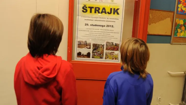 Sindikati prosvjete traže da se i nastavnicima plati pro&scaron;logodi&scaron;nji &scaron;trajk