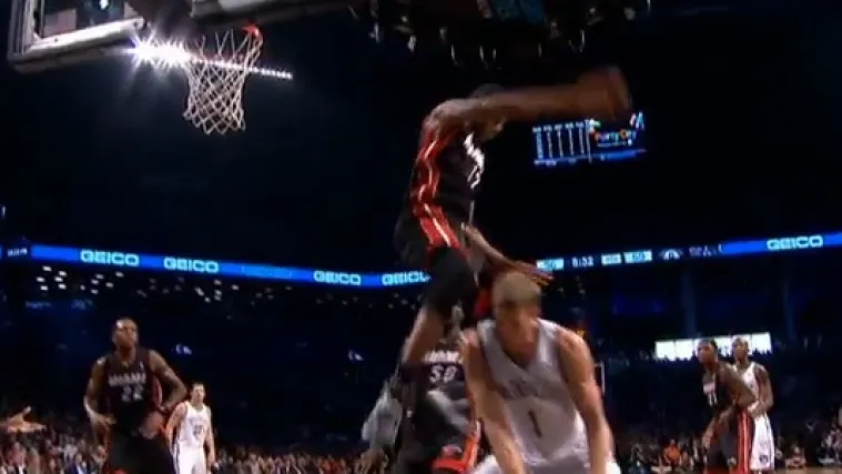 Preskočio 2.08 metara visokog igrača pod ko&scaron;em