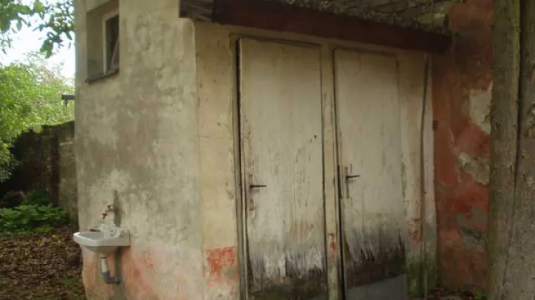 Krenuo na vanjski WC, pao u gnojnicu i utopio se