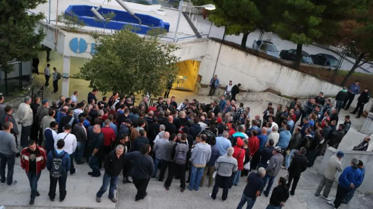 Radnici se razi&scaron;li, sutra se opet okupljaju kod ulaza