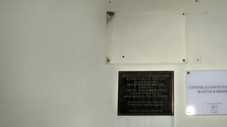 Skinuta ploča s vukovarskog Zavoda za zapo&scaron;ljavanje