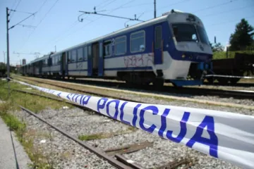 Iz vlaka u Dugom Selu iskočilo 50 ilegalaca!