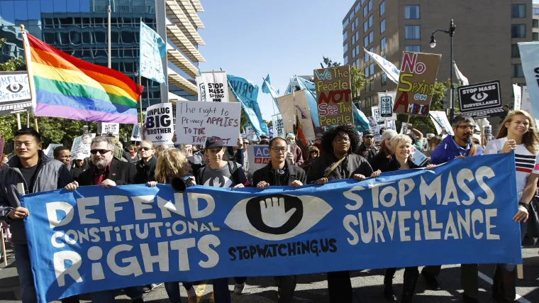 Tisuće ljudi na prosvjedu protiv &scaron;pijuniranja u Washingtonu