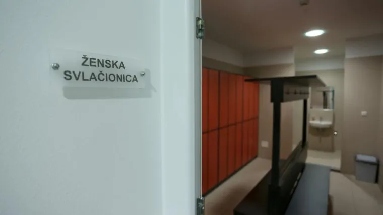 Pohotni učitelj iz Broda potajno snimao učenice u svlačionici!