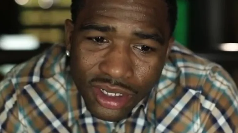 Trostruki boksački prvak objavio kućni uradak s dvije djevojke