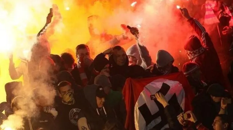 Sramota: Navijači mahali nacističkom zastavom!