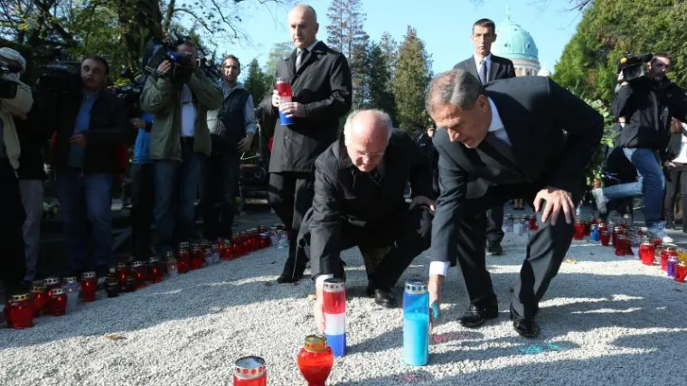 Državni vrh položio vijence i zapalio svijeće na Mirogoju