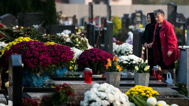 Građani povodom Svih svetih preplavili groblja diljem zemlje