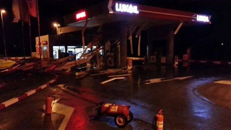 Olujni vjetar ru&scaron;io stabla i nosio krovove!