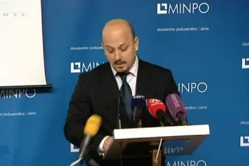 Maras porušio sve mikrofone: Evo, ode sve na pod!