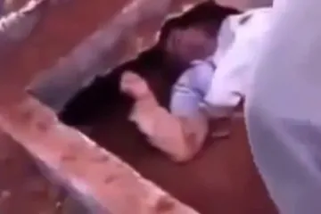 Šokantno! Izvukli živog zakopanog muškarca iz groba!