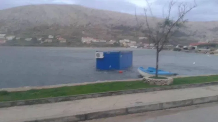 Olujna bura ga zajedno s kontejnerom bacila u more!