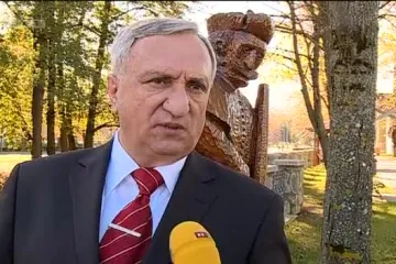 Gradonačelnik na sve table u gradu kleše vlastito ime