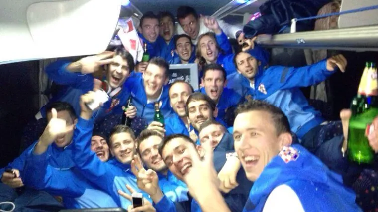 Pogledajte feštu u svlačionici: 70 piva? Ma popit ćemo ih 700!