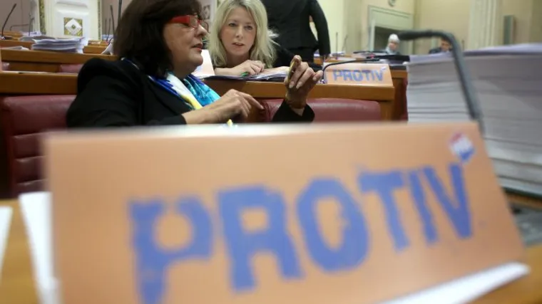 HNS-ovci na saborskim klupama stavili pločice - PROTIV