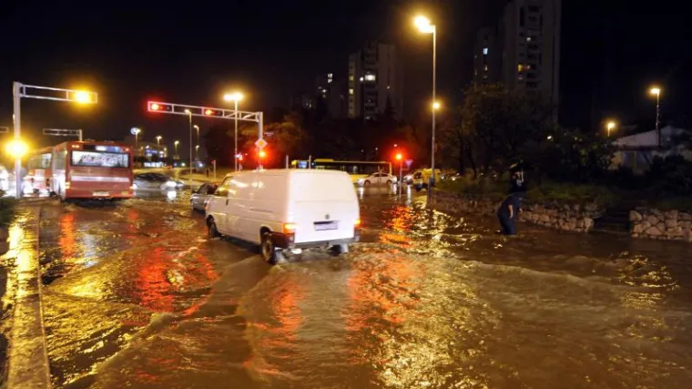 Vatrogasci u &scaron;oku: 'Zovu nas jer zbog vode ne mogu ući u vozilo!?'