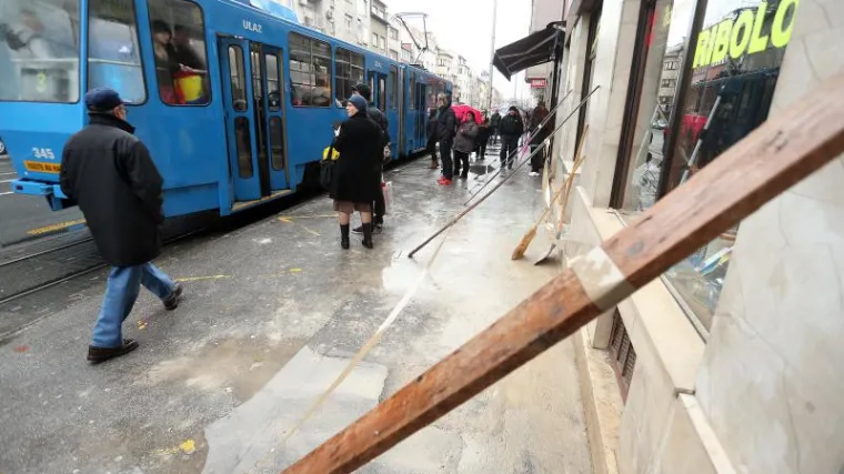 Komad žbuke pao na prolaznika u Ozaljskoj
