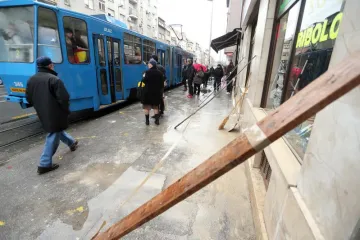 Komad žbuke pao na prolaznika u Ozaljskoj