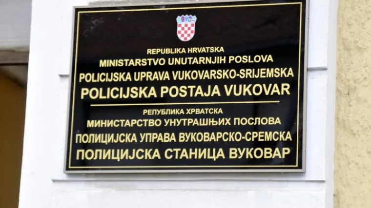 Postavljena i treća dvojezična ploča na policijskoj zgradi u Vukovaru