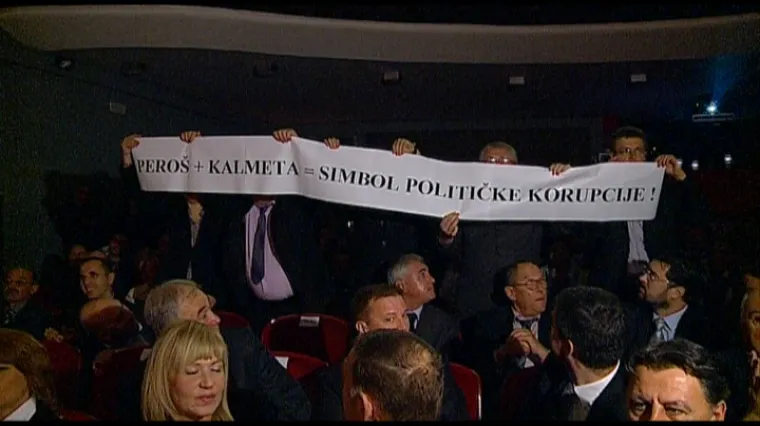 Napad na svečanoj sjednici: Transparentima prozvali Kalmetu