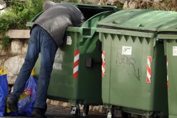 Oni koji nemaju kupuju kruh onima koji imaju jo&scaron; manje!