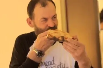 Dobri ljudi postoje: Beskućniku omogućili povratak kući