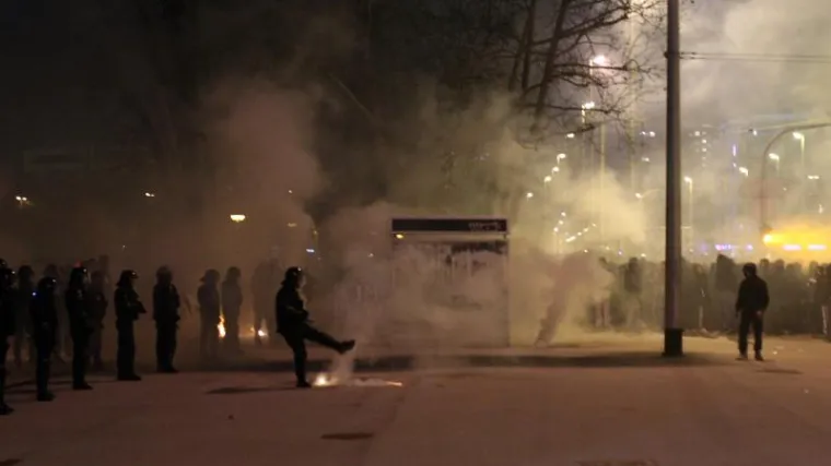 Nije moglo bez nereda: Navijači se obračunali s policijom!