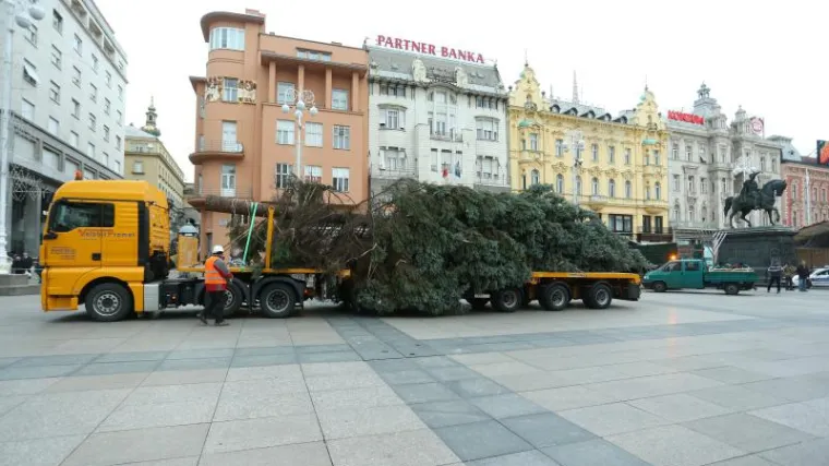Zagreb darovao božićno drvce Budimpe&scaron;ti