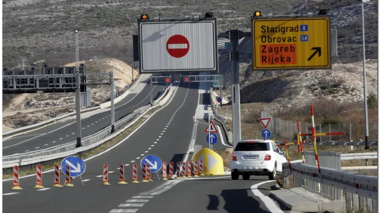 Bura opet prekinula promet od Sv. Roka do Posedarja!