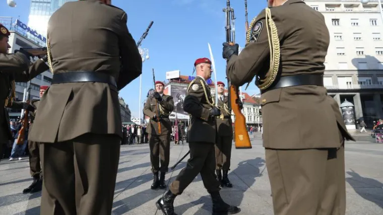 Rasprave o slanju vojnika u operacije NATO-a