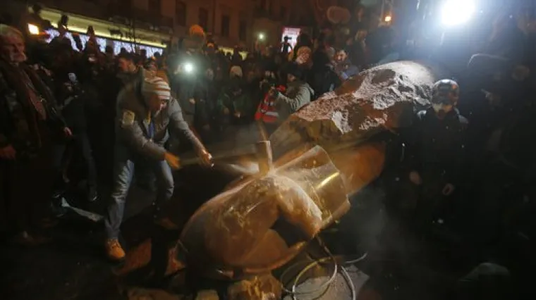 Prosvjednici u Kijevu sru&scaron;ili Lenjinov kip