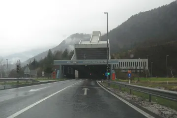 Zbog teške nesreće zatvoren slovensko-austrijski tunel Karavanke