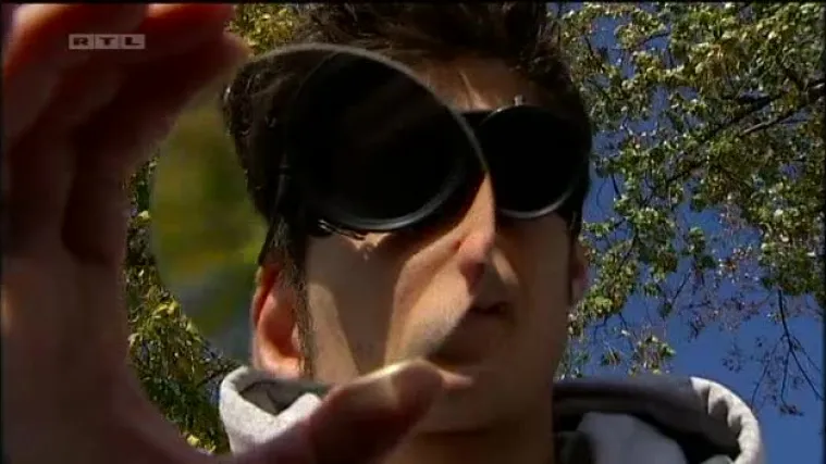 Mladi umjetnik crta suncem i stvara osebujna djela