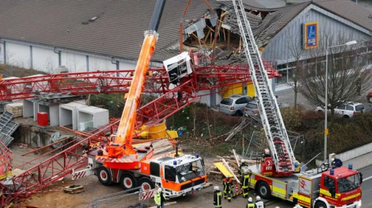 Dizalica pala na supermarket: Jedna osoba poginula