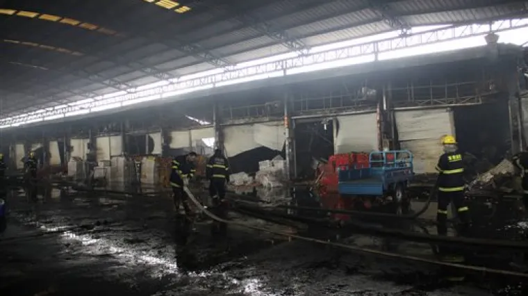 Požar ubio 15 ljudi na tržnici, vatrogasci traže preživjele