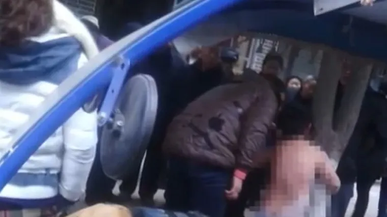 Golog sina svezao za drvo i tukao ga pred svima