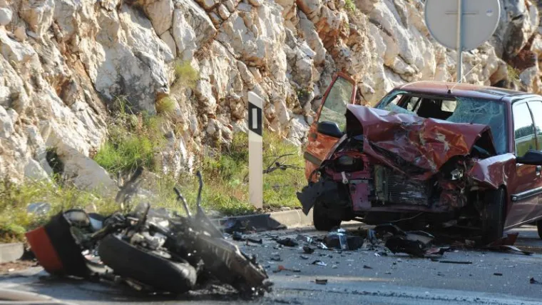 U sudaru s automobilom poginuo 24-godišnji motociklist