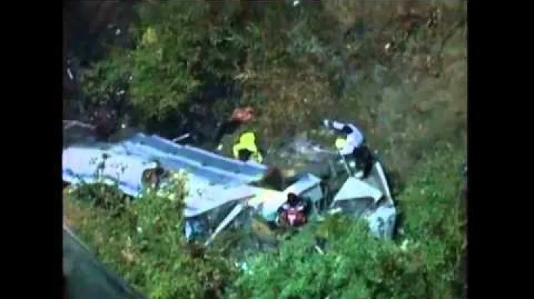 Horor na Tajlandu: Autobus sletio u provaliju s mosta!