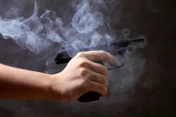 Muškarac pucao u suprugu i sina, teško su ozlijeđeni!