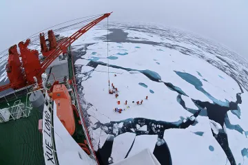 Američki ledolomac krenuo u pomoć zarobljenim brodovima