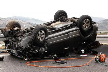 Vozač se prevrnuo na krov i poginuo